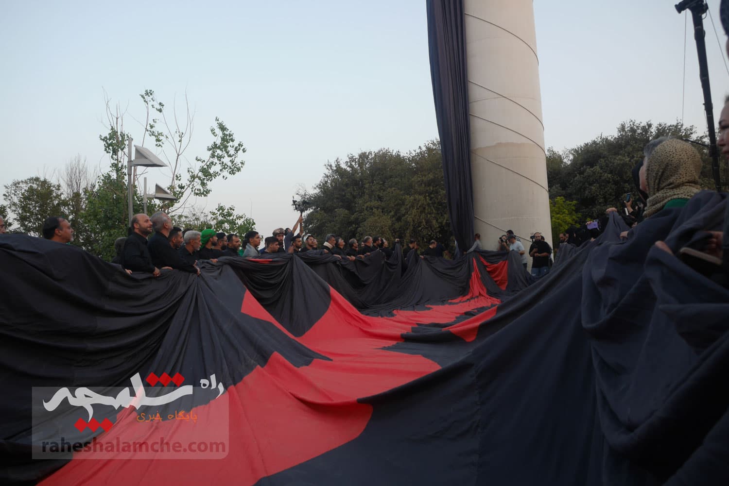 تهران با اهتزاز بزرگترین پرچم عزای حسینی در جهان به استقبال محرم رفت +تصاویر — تصویر 45