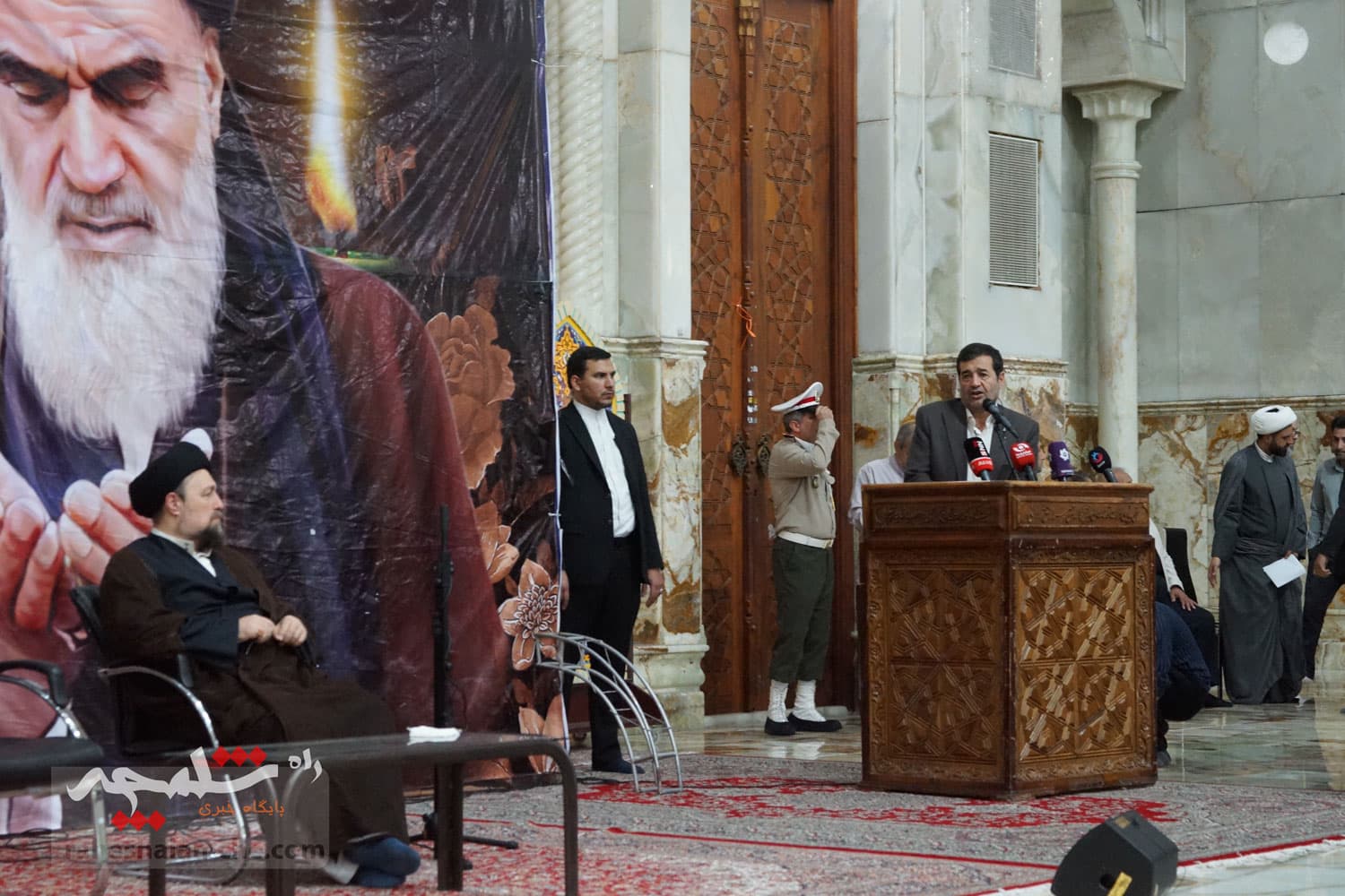 حضور جامعه ورزش و جوانان در حرم امام خمینی(ره) +تصاویر — تصویر 63