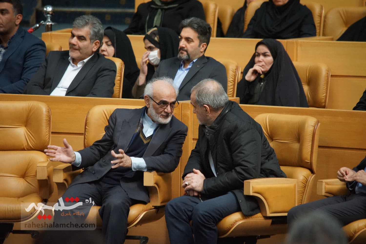 آیین تجلیل از طرحهای برگزیده اشتغال آفرین در کمیته امداد با حضور پزشکیان +تصاویر — تصویر 82