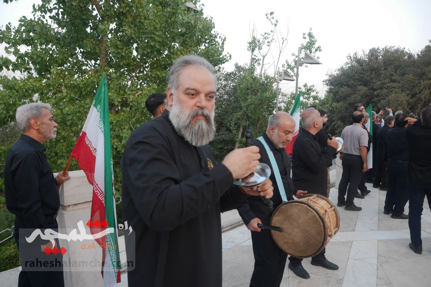 تهران با اهتزاز بزرگترین پرچم عزای حسینی در جهان به استقبال محرم رفت +تصاویر — تصویر 52