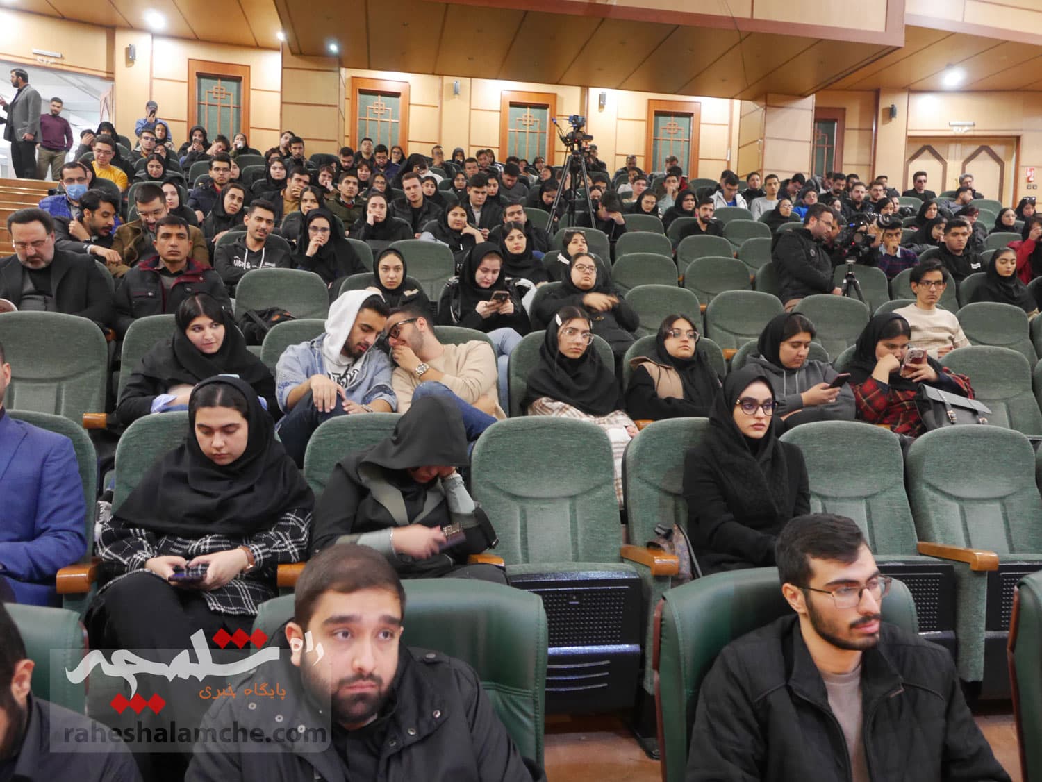 نشست صمیمی طحاننظیف با دانشجویان دانشگاه آزاد واحد مرکز +تصاویر — تصویر 24