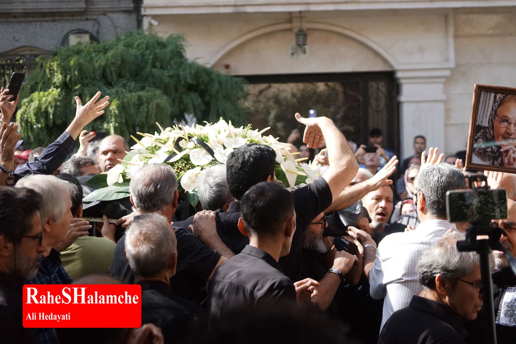 پیکر ثمین باغچهبان تشییع شد +تصاویر — تصویر 16