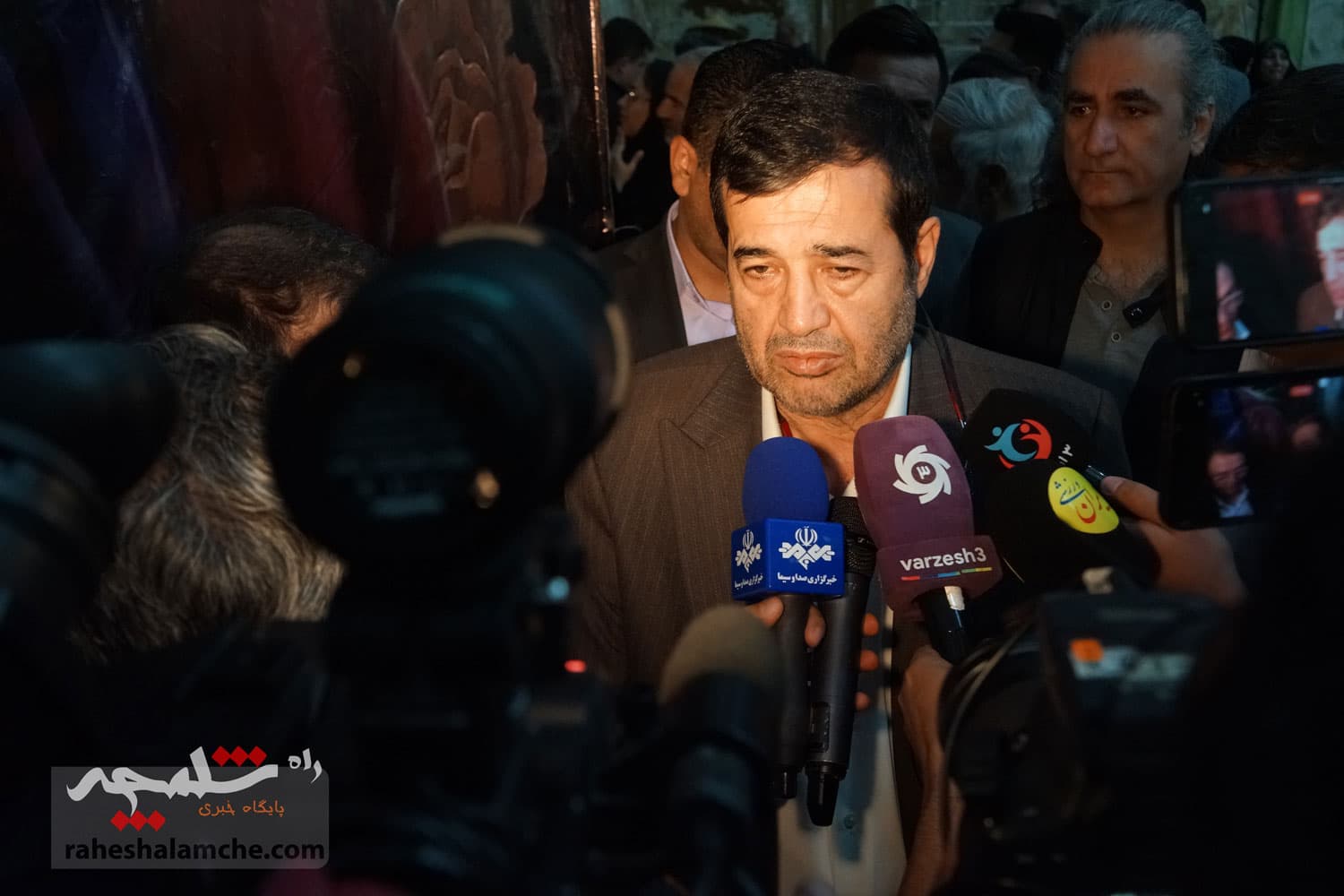 حضور جامعه ورزش و جوانان در حرم امام خمینی(ره) +تصاویر — تصویر 105