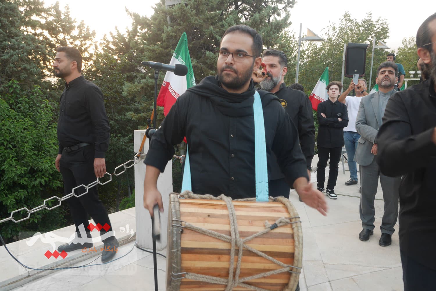 تهران با اهتزاز بزرگترین پرچم عزای حسینی در جهان به استقبال محرم رفت +تصاویر — تصویر 49