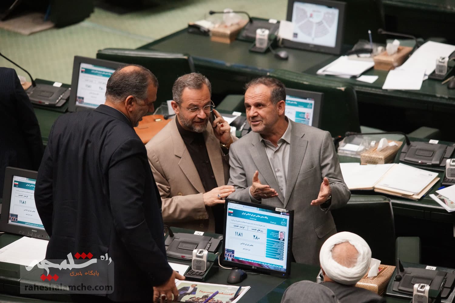 وزیر اقتصاد با 182 رای برکنار شد +تصاویر حاشیهها — تصویر 85