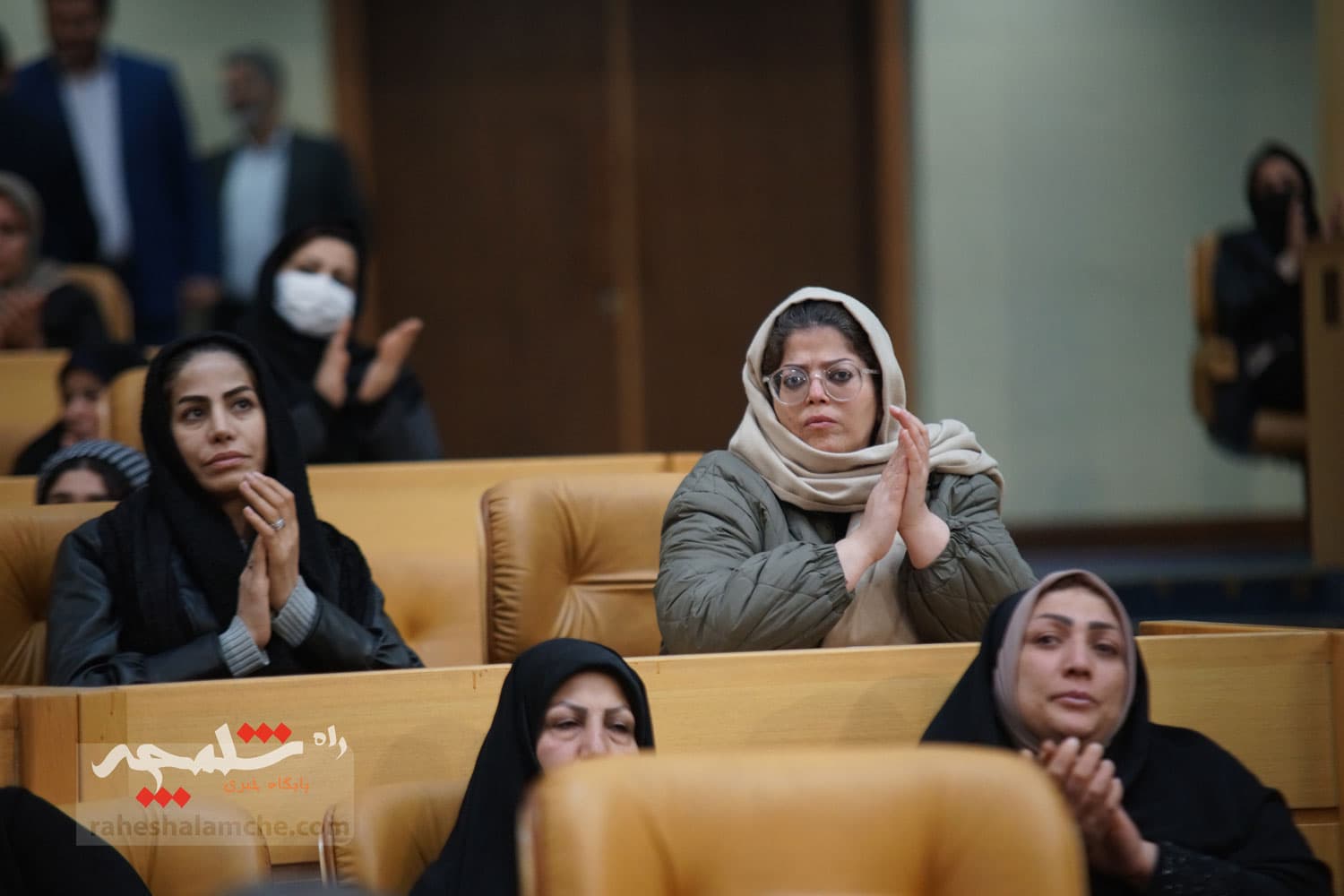 آیین تجلیل از طرحهای برگزیده اشتغال آفرین در کمیته امداد با حضور پزشکیان +تصاویر — تصویر 16