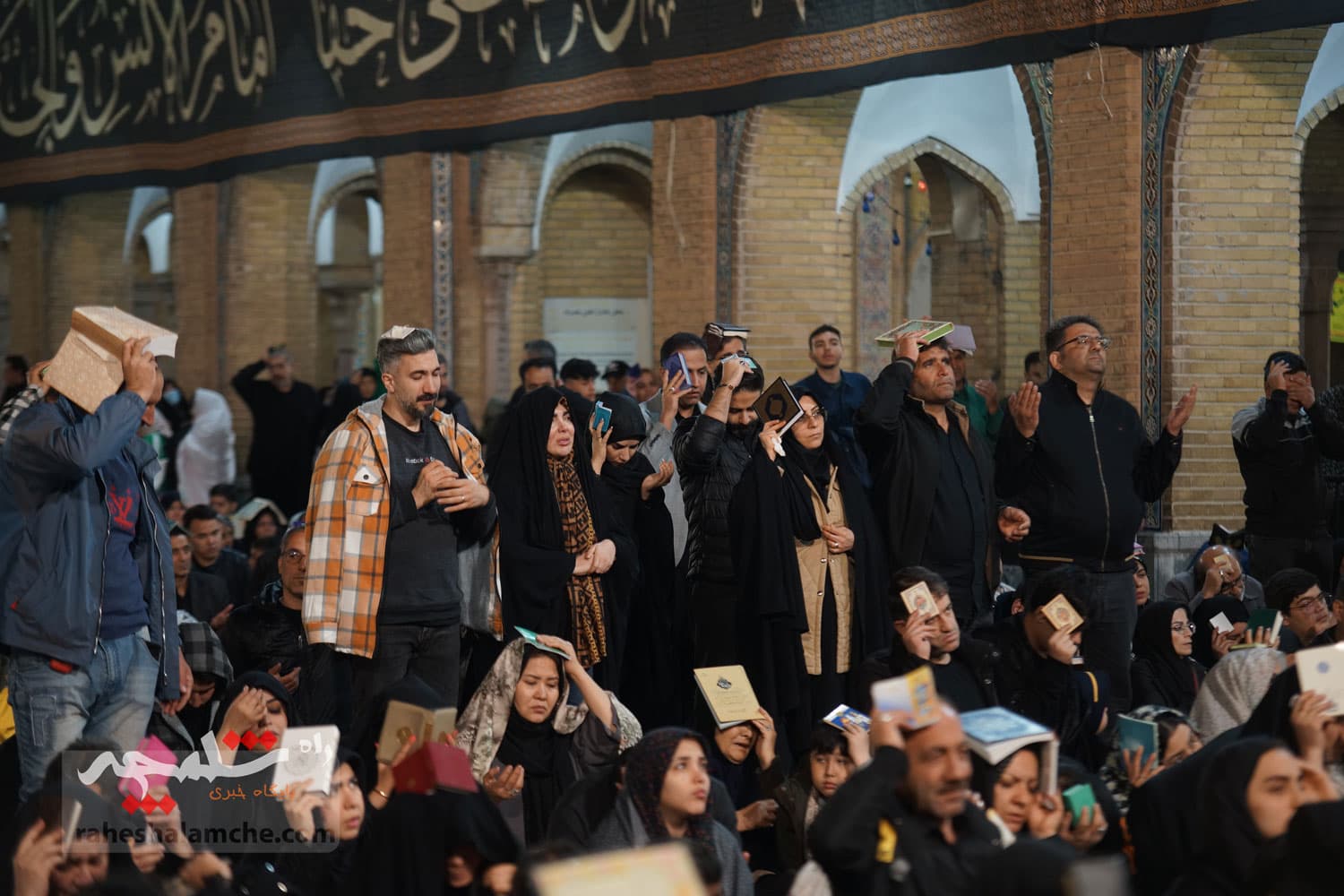طنین نجوای «الهی العفو» دومین شب قدر در حرم عبدالعظیم حسنی(ع) +تصاویر — تصویر 75