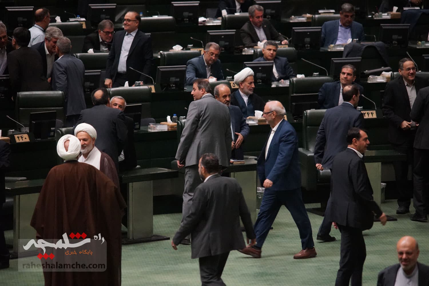 حاشیههای تصویری اولین روز صحن علنی مجلس در سال 1404 — تصویر 13