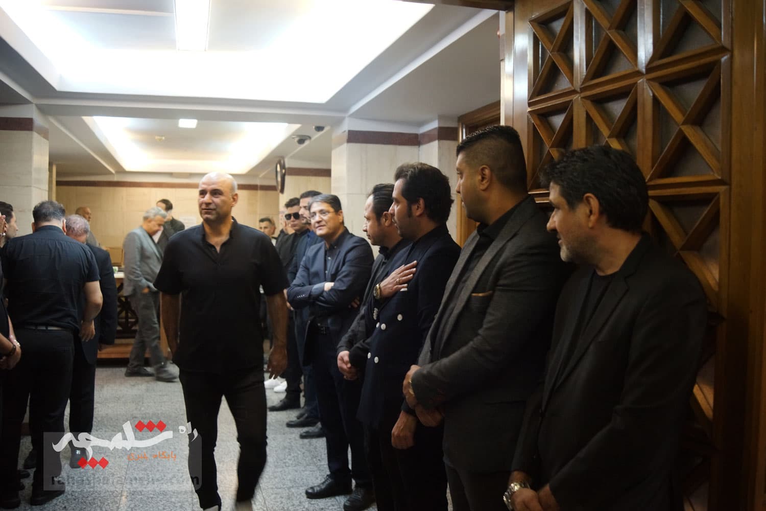 حضور بزرگان فوتبال کشور در ختم پدر خداداد عزیزی +تصاویر(2) — تصویر 51