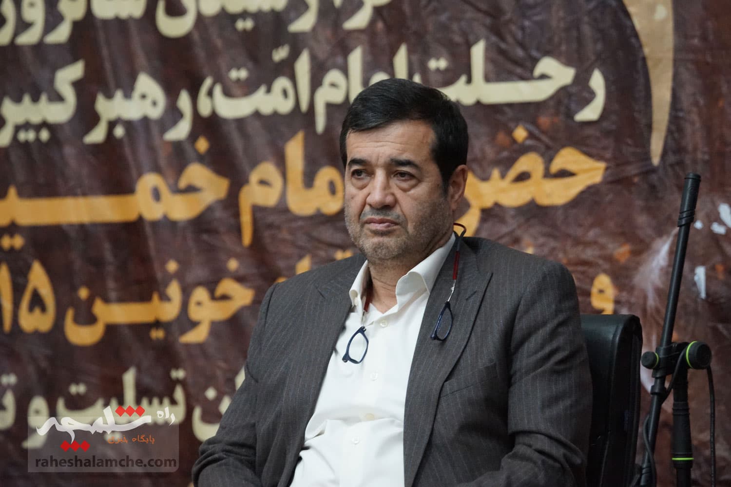حضور جامعه ورزش و جوانان در حرم امام خمینی(ره) +تصاویر — تصویر 45