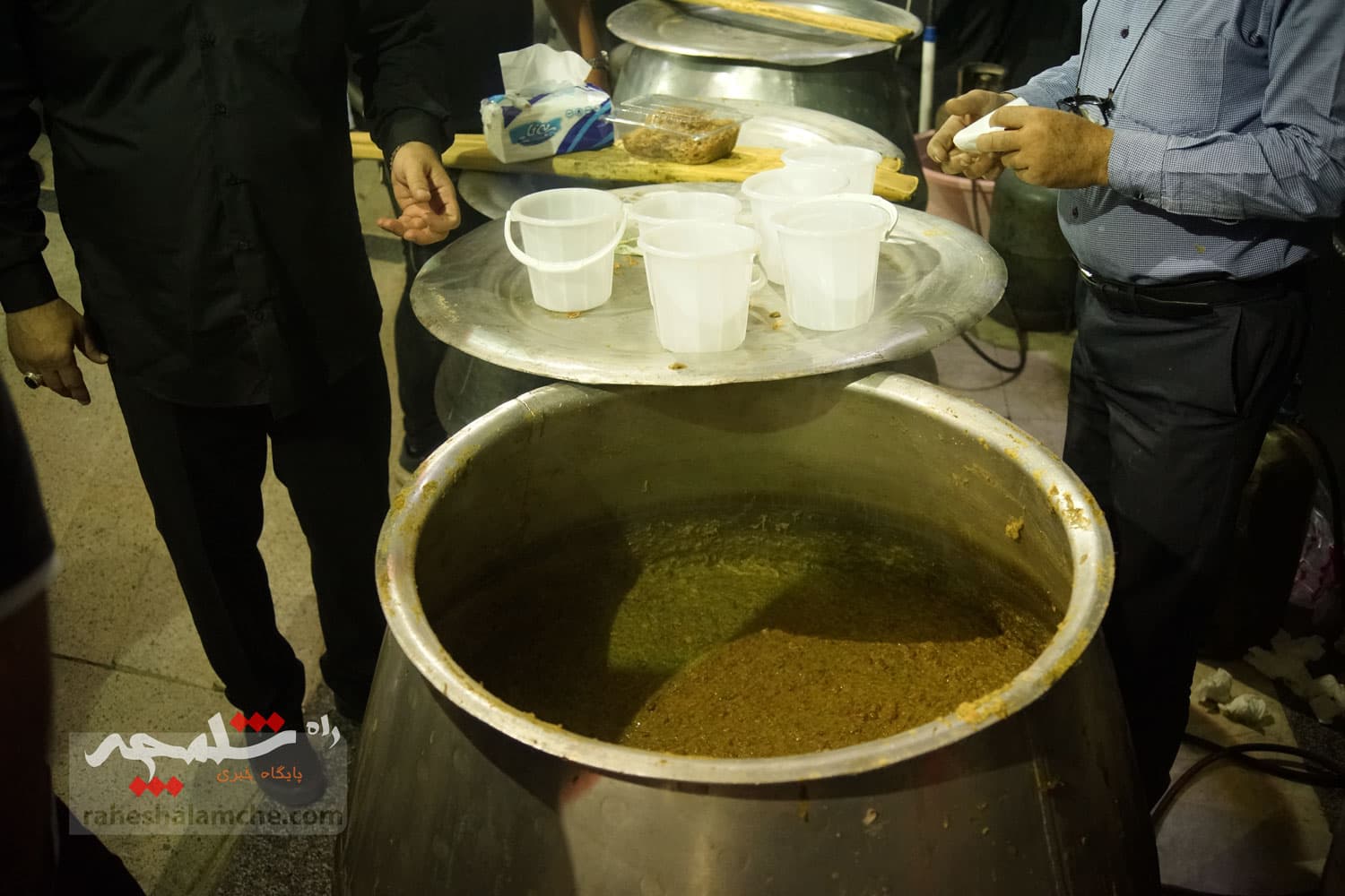 پخت آش نذری و روضه خانگی در شب 28 صفر +تصاویر — تصویر 35