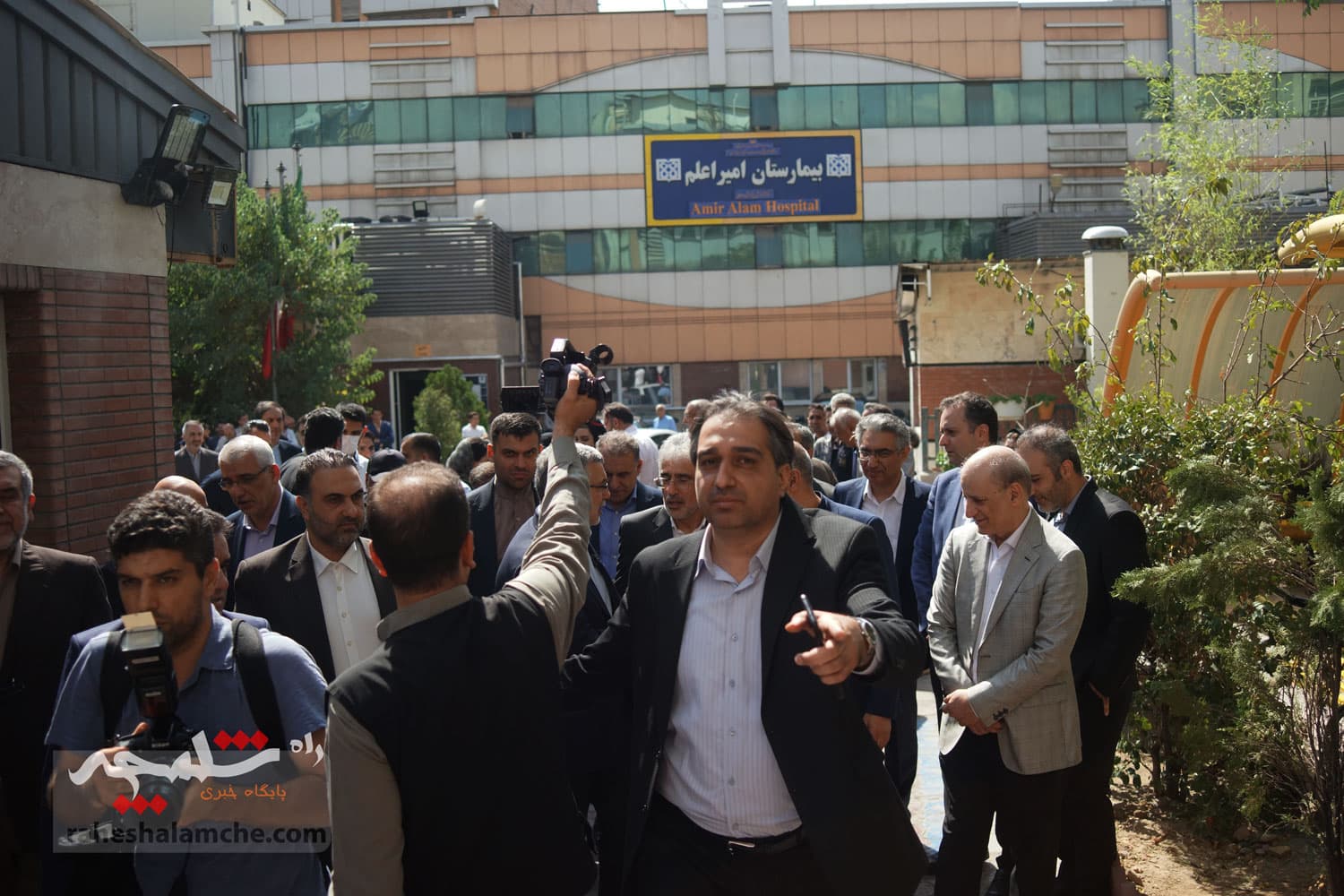 حضور ظفرقندی در بیمارستان امیراعلم تهران+ تصاویر — تصویر 36