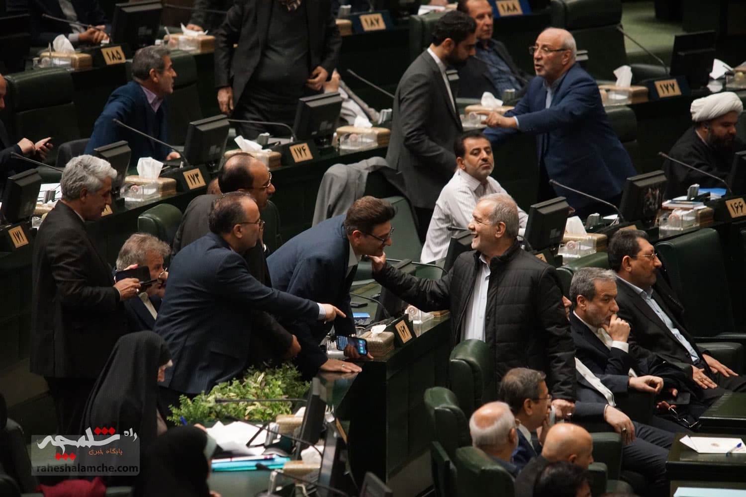 وزیر اقتصاد با 182 رای برکنار شد +تصاویر حاشیهها — تصویر 7