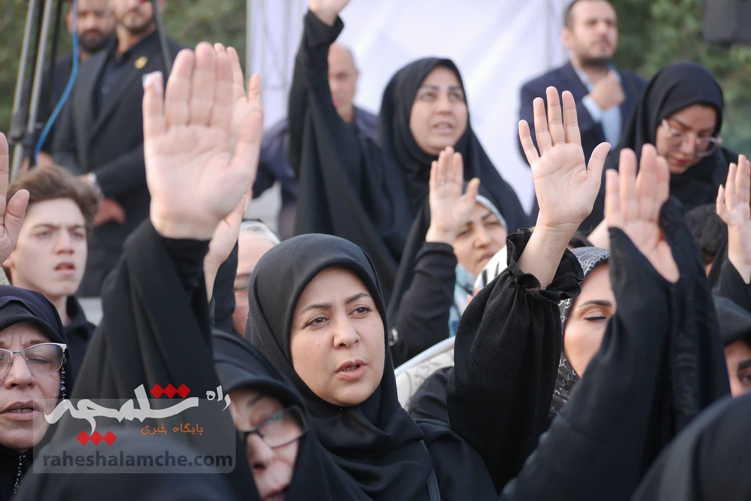 تهران با اهتزاز بزرگترین پرچم عزای حسینی در جهان به استقبال محرم رفت +تصاویر — تصویر 16