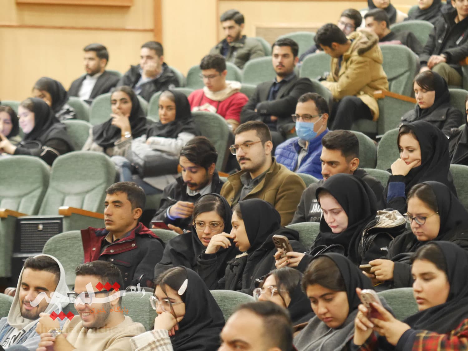 نشست صمیمی طحاننظیف با دانشجویان دانشگاه آزاد واحد مرکز +تصاویر — تصویر 6