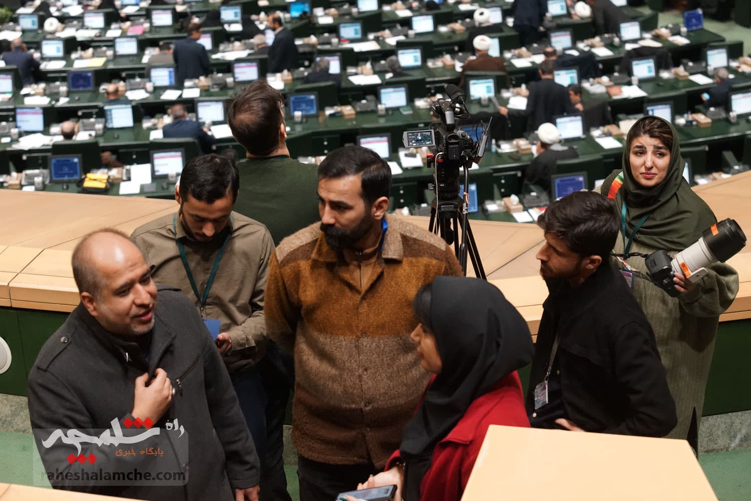 وزیر اقتصاد با 182 رای برکنار شد +تصاویر حاشیهها — تصویر 134