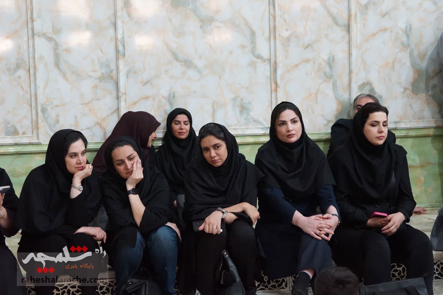 حضور جامعه ورزش و جوانان در حرم امام خمینی(ره) +تصاویر — تصویر 78