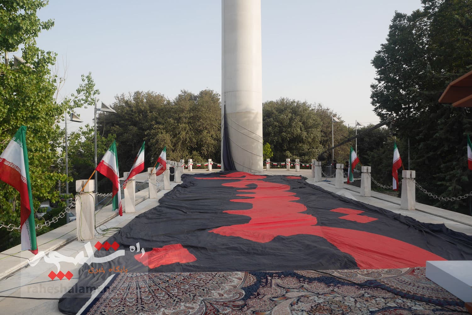 تهران با اهتزاز بزرگترین پرچم عزای حسینی در جهان به استقبال محرم رفت +تصاویر — تصویر 2