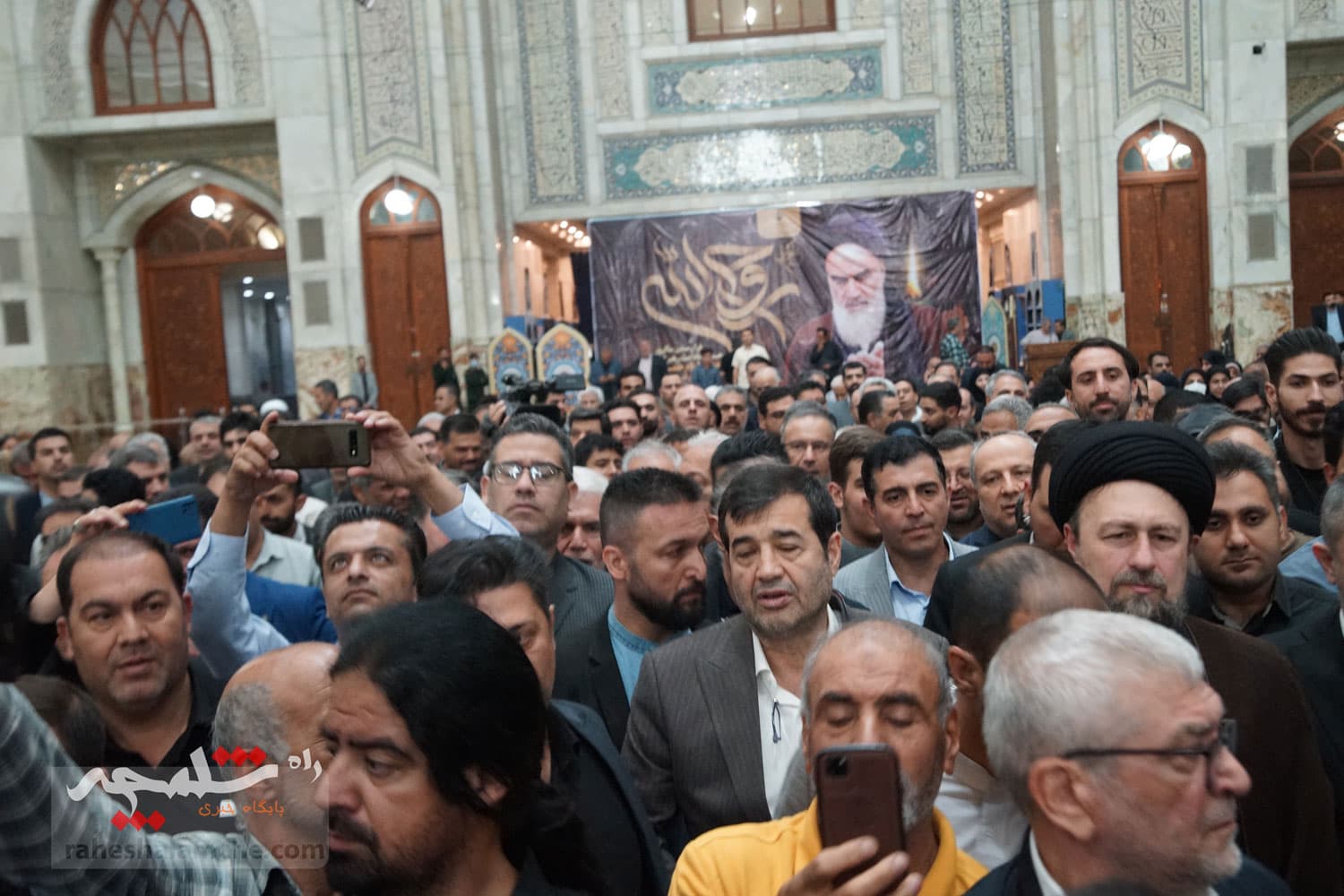 حضور جامعه ورزش و جوانان در حرم امام خمینی(ره) +تصاویر — تصویر 32