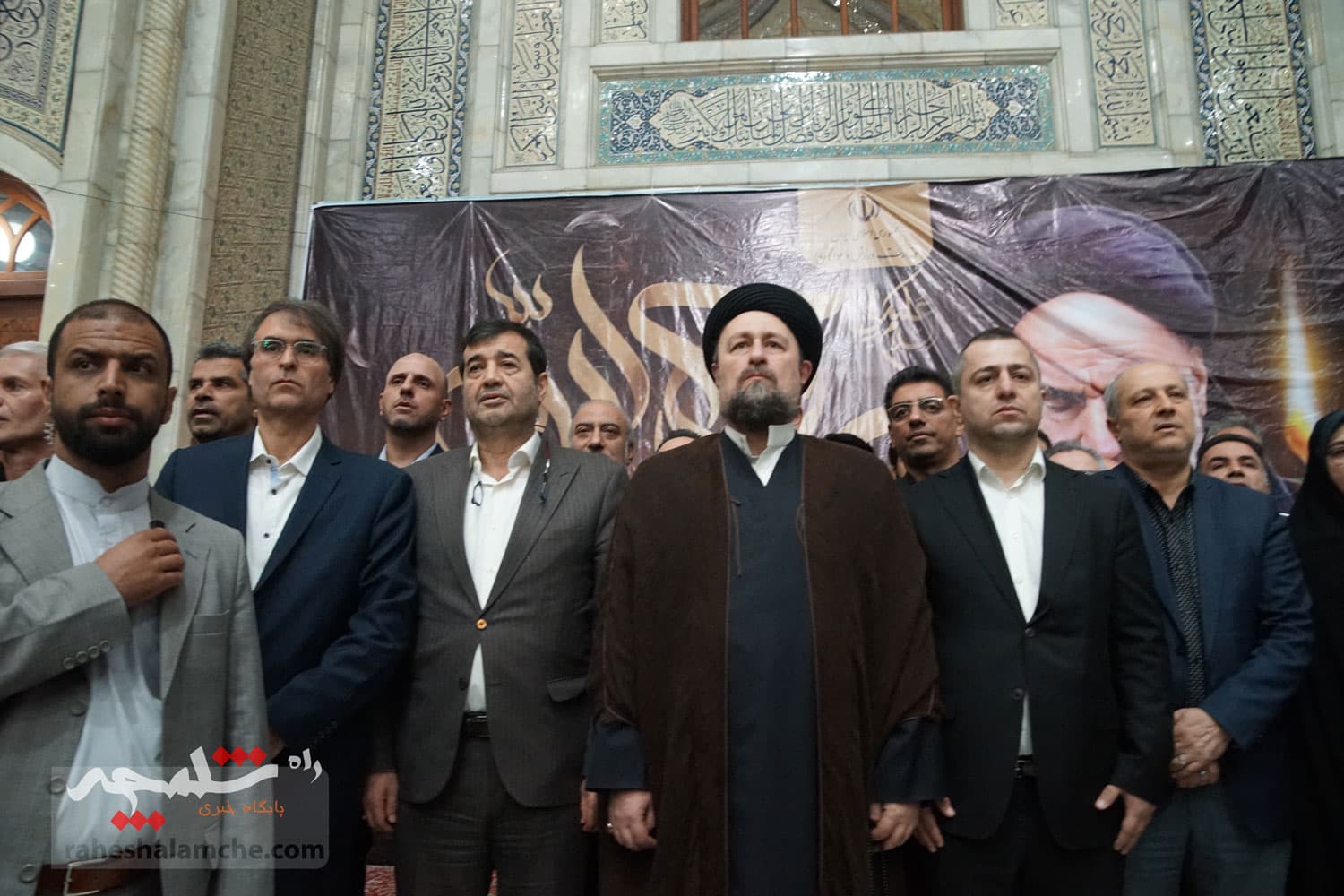 حضور جامعه ورزش و جوانان در حرم امام خمینی(ره) +تصاویر — تصویر 24