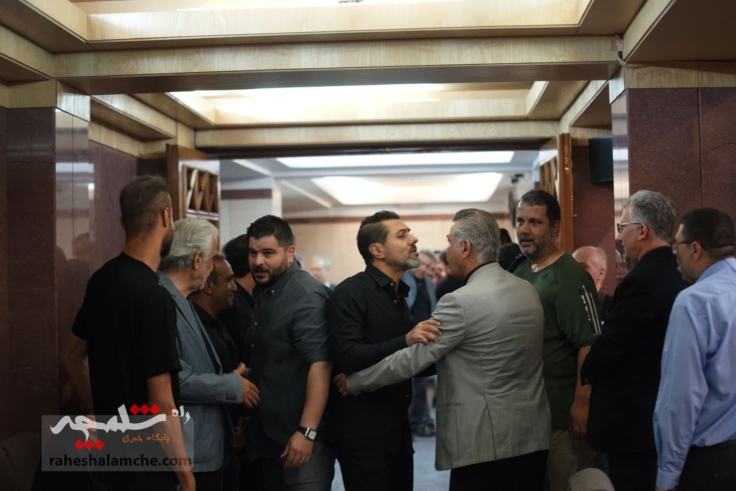 حضور بزرگان فوتبال کشور در ختم پدر خداداد عزیزی +تصاویر(2) — تصویر 25
