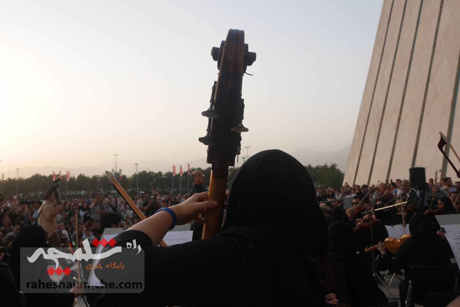 لحظاتی شاد با اجرای ارکستر سمفونیک ایران در میدان آزادی تهران +تصاویر — تصویر 36
