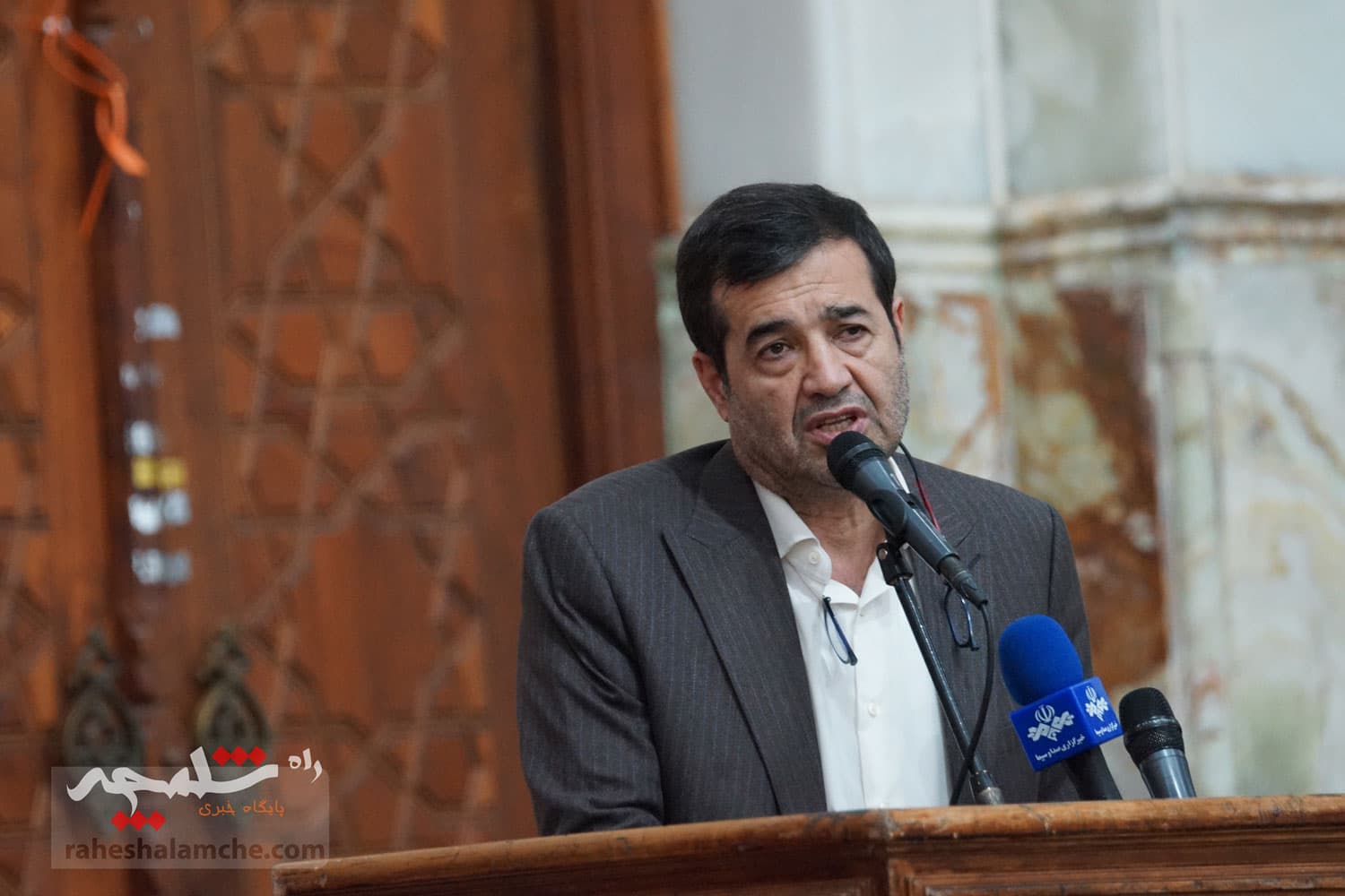 حضور جامعه ورزش و جوانان در حرم امام خمینی(ره) +تصاویر — تصویر 53
