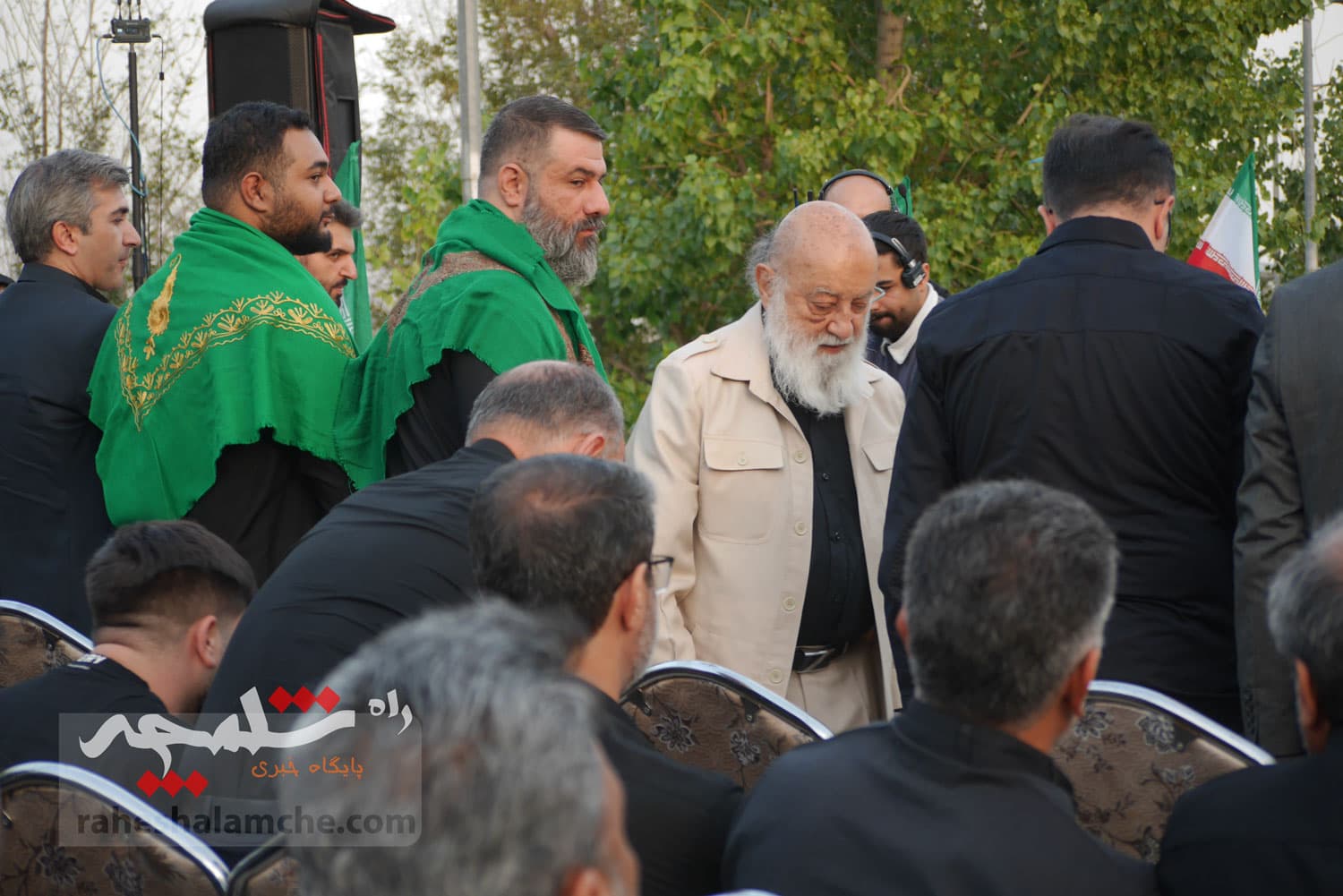 تهران با اهتزاز بزرگترین پرچم عزای حسینی در جهان به استقبال محرم رفت +تصاویر — تصویر 25