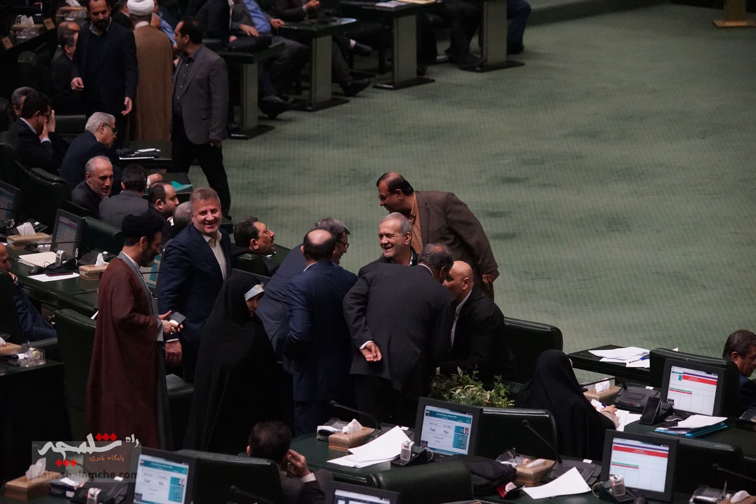 وزیر اقتصاد با 182 رای برکنار شد +تصاویر حاشیهها — تصویر 20