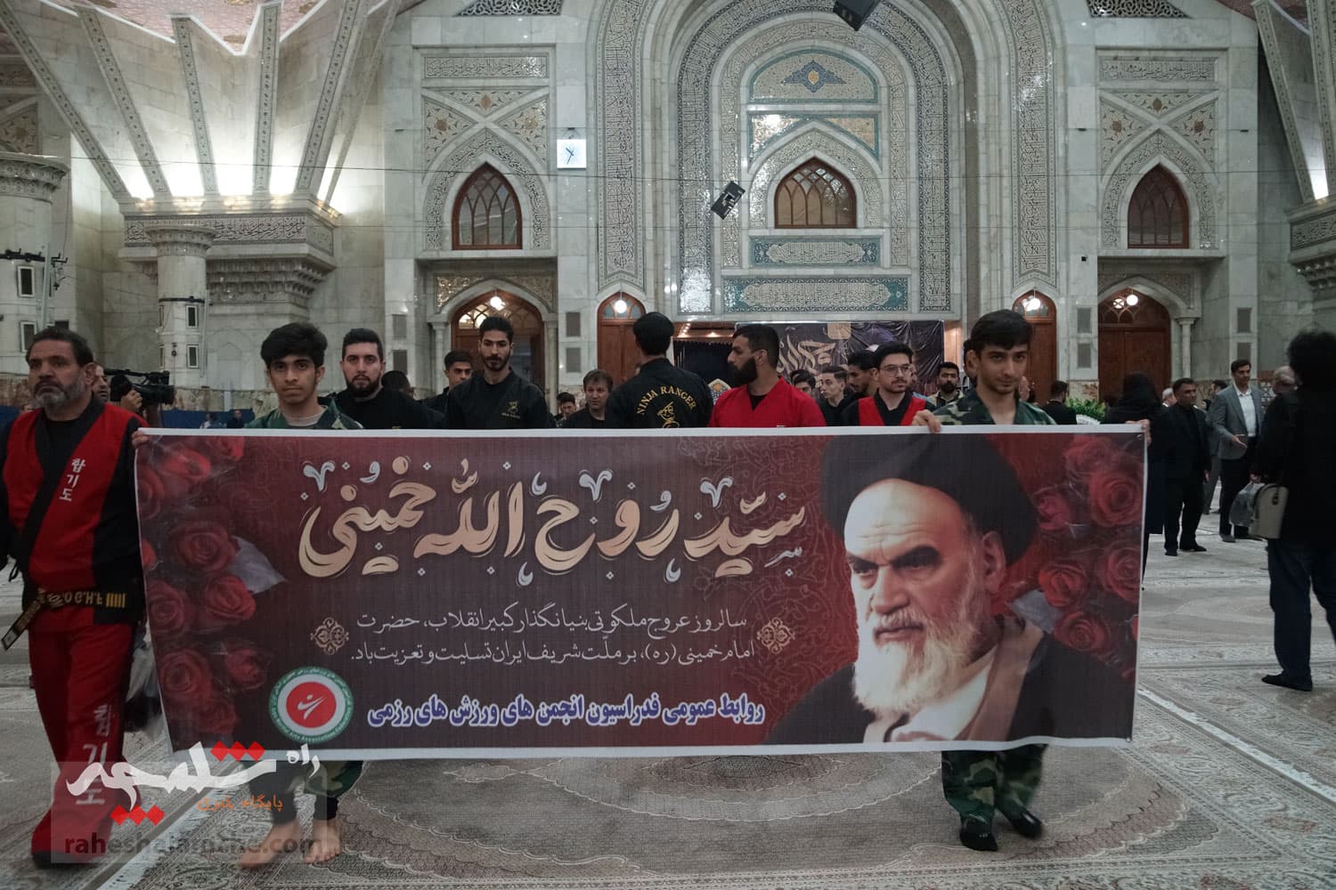 حضور جامعه ورزش و جوانان در حرم امام خمینی(ره) +تصاویر — تصویر 13