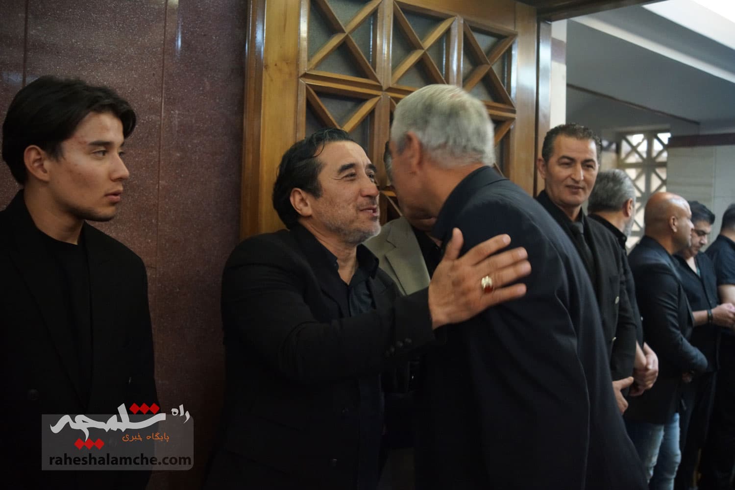 حضور بزرگان فوتبال کشور در ختم پدر خداداد عزیزی +تصاویر(2) — تصویر 42