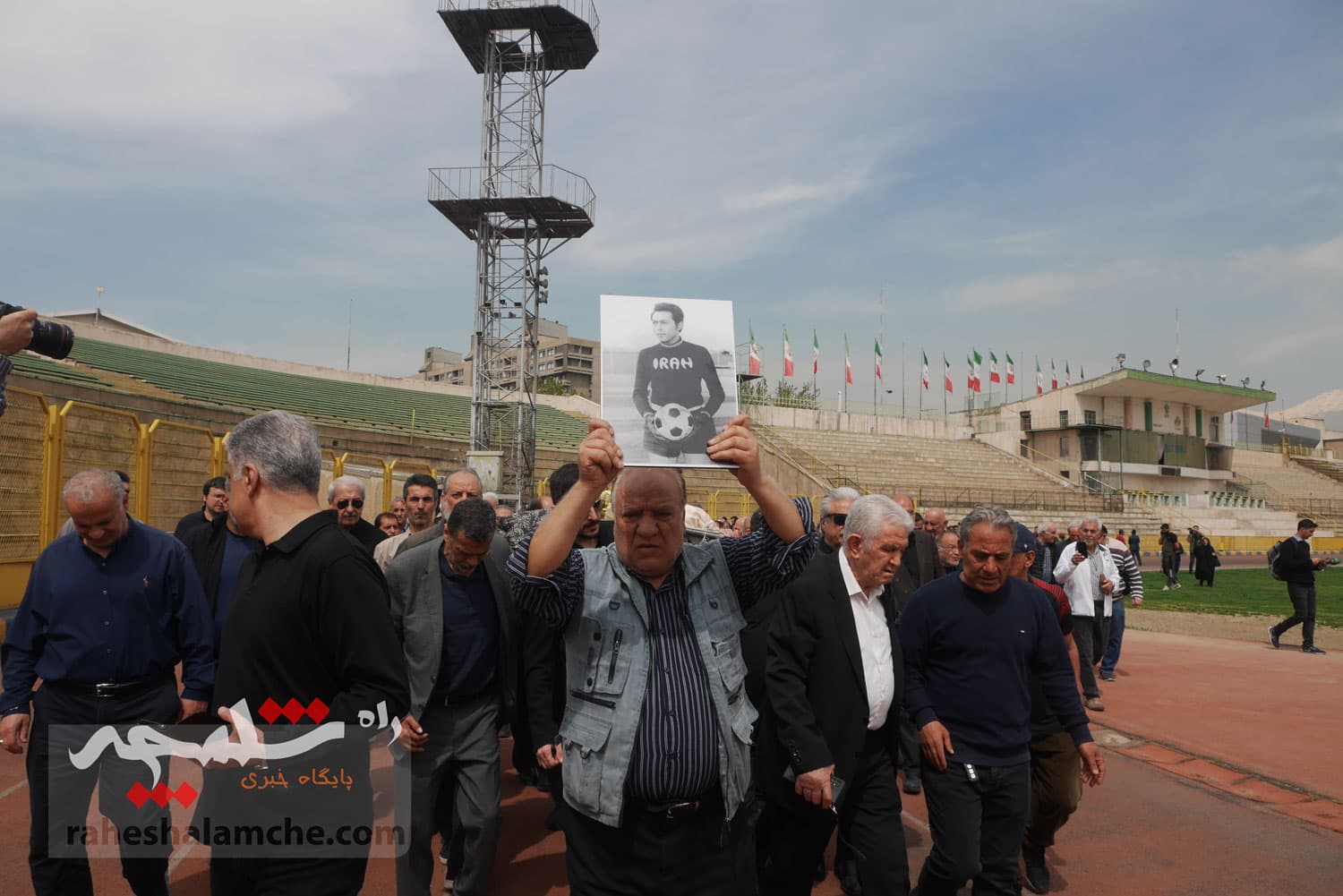 چه کسانی در مراسم تشییع پیکر «عمو ظلی» حضور دارشتند +تصاویر — تصویر 88