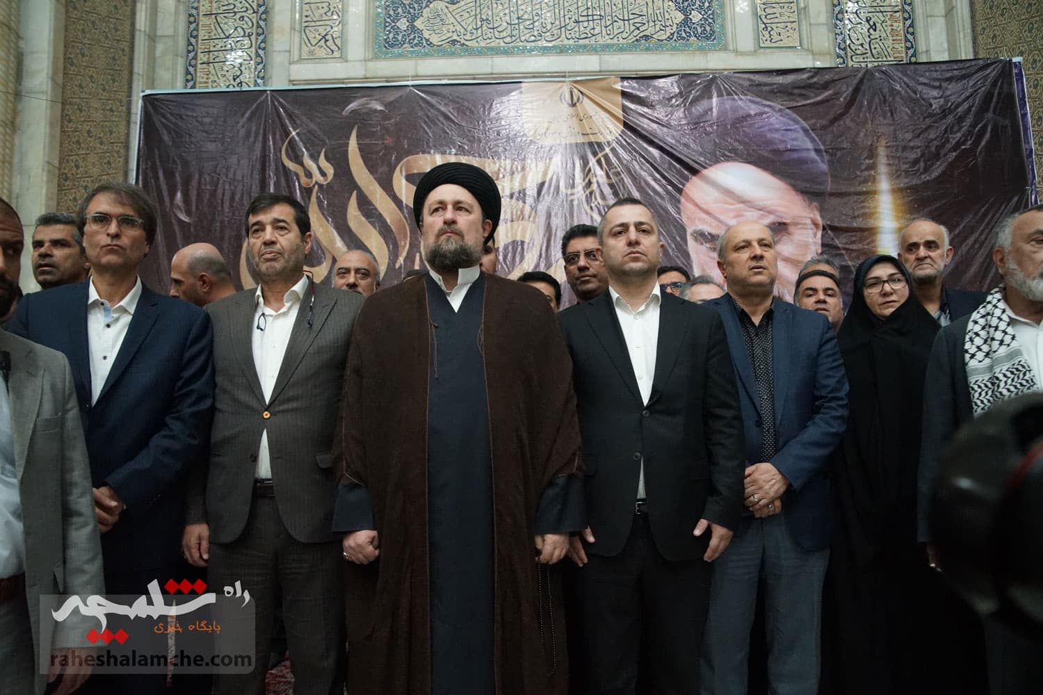 حضور جامعه ورزش و جوانان در حرم امام خمینی(ره) +تصاویر — تصویر 26