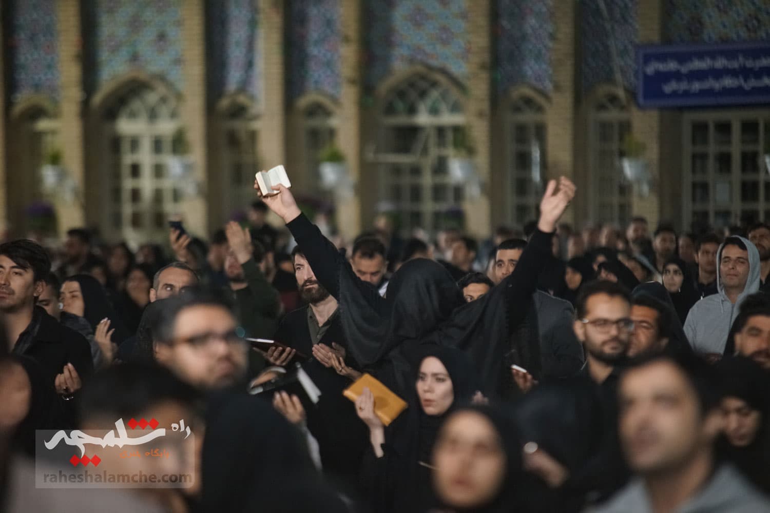 طنین نجوای «الهی العفو» دومین شب قدر در حرم عبدالعظیم حسنی(ع) +تصاویر — تصویر 93