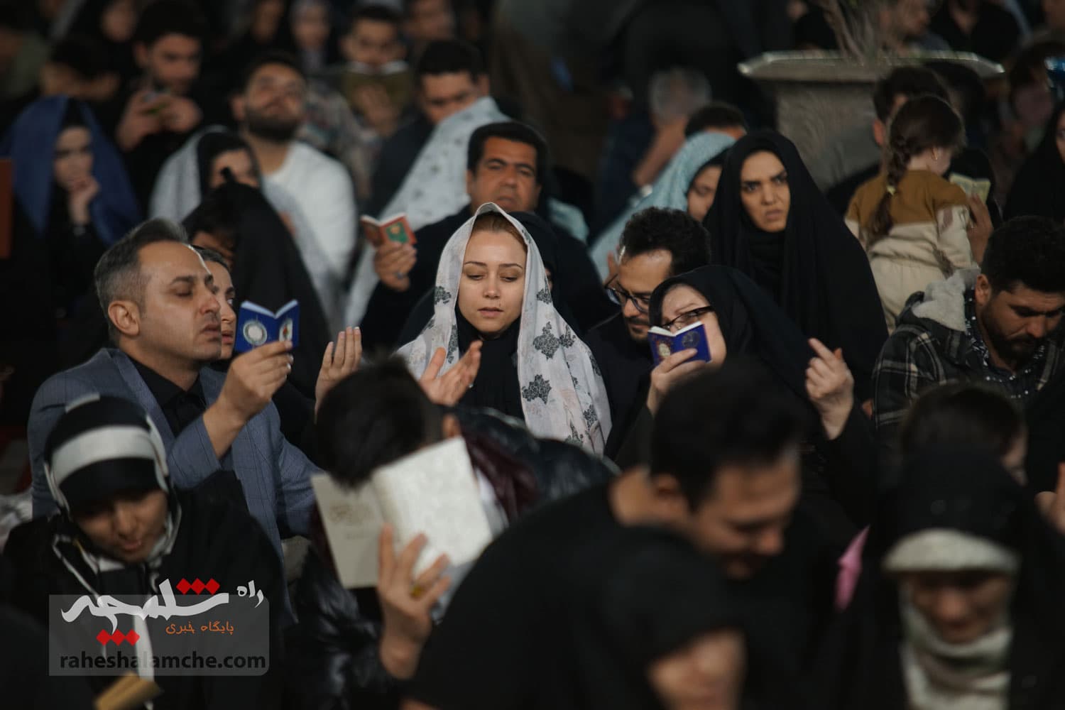 طنین نجوای «الهی العفو» دومین شب قدر در حرم عبدالعظیم حسنی(ع) +تصاویر — تصویر 68