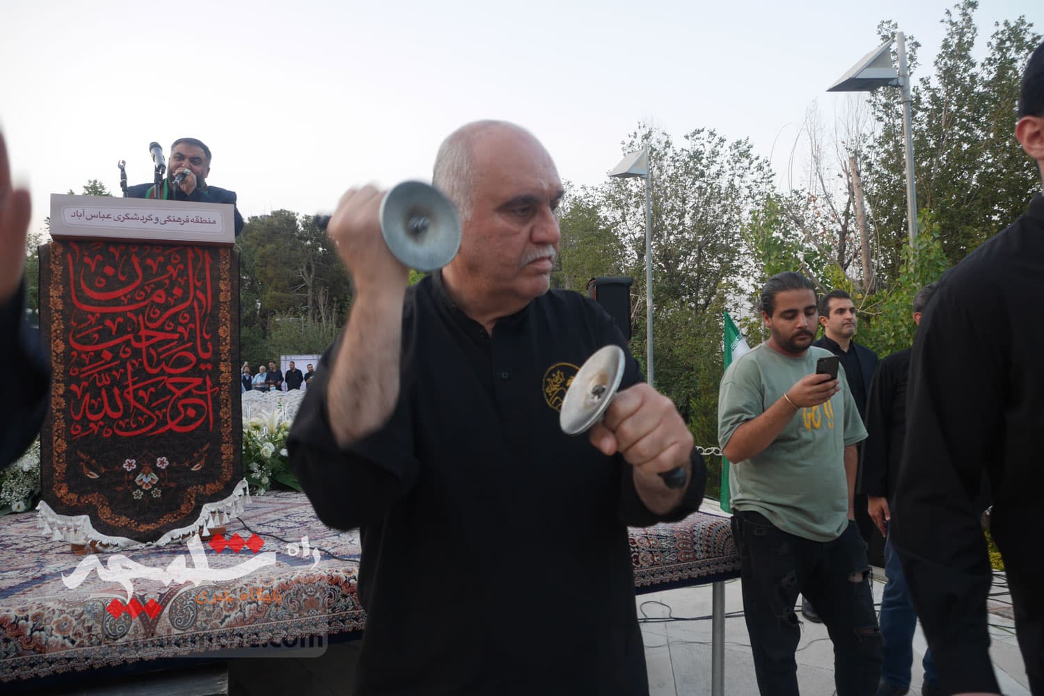 تهران با اهتزاز بزرگترین پرچم عزای حسینی در جهان به استقبال محرم رفت +تصاویر — تصویر 51