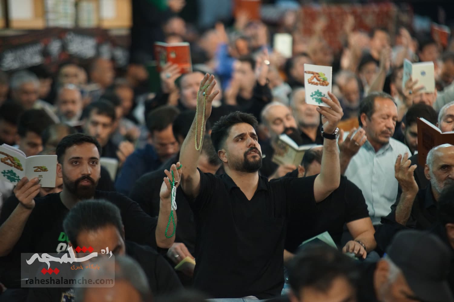 طنین نجوای «الهی العفو» دومین شب قدر در حرم عبدالعظیم حسنی(ع) +تصاویر — تصویر 35