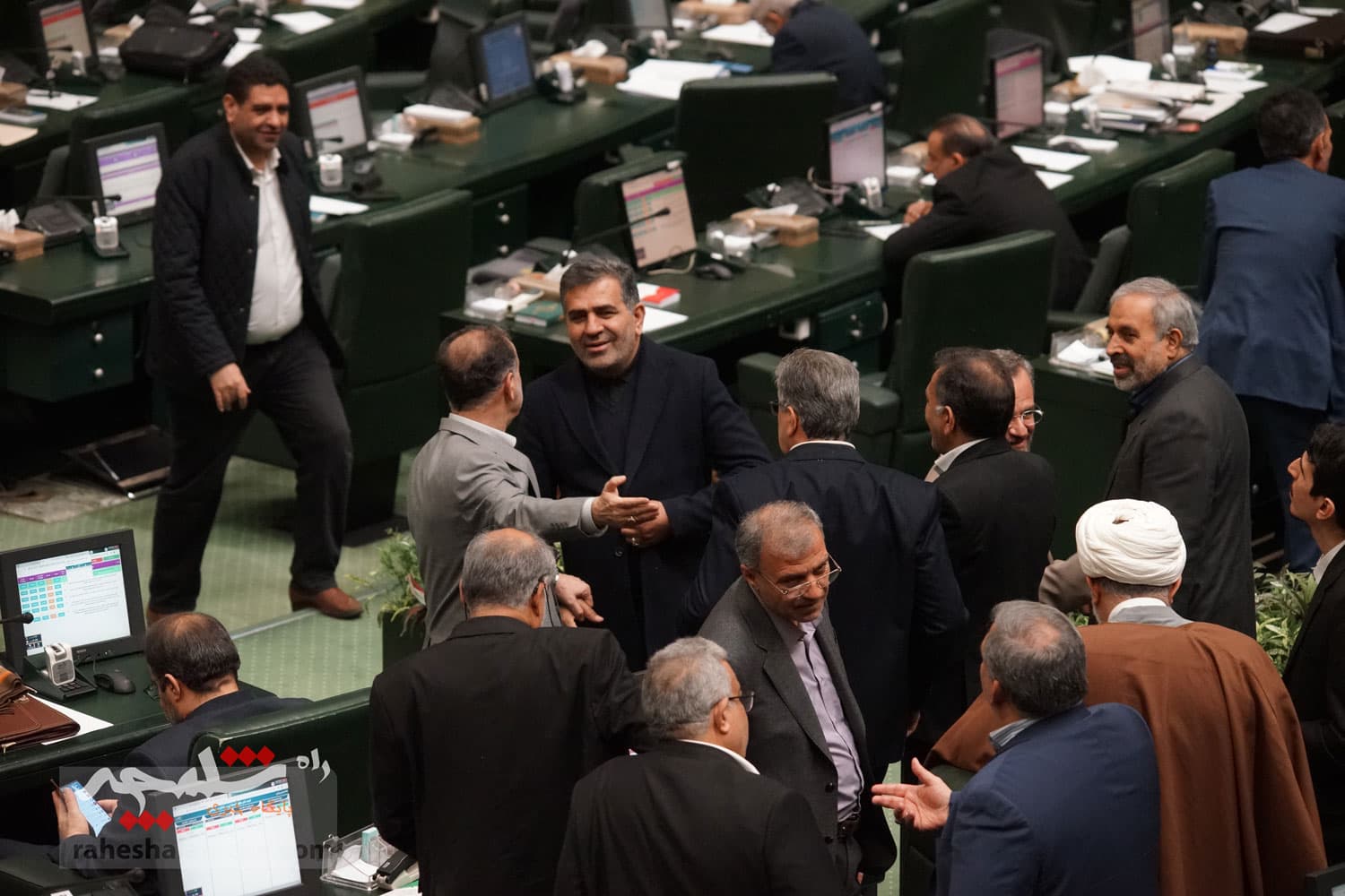 وزیر اقتصاد با 182 رای برکنار شد +تصاویر حاشیهها — تصویر 86