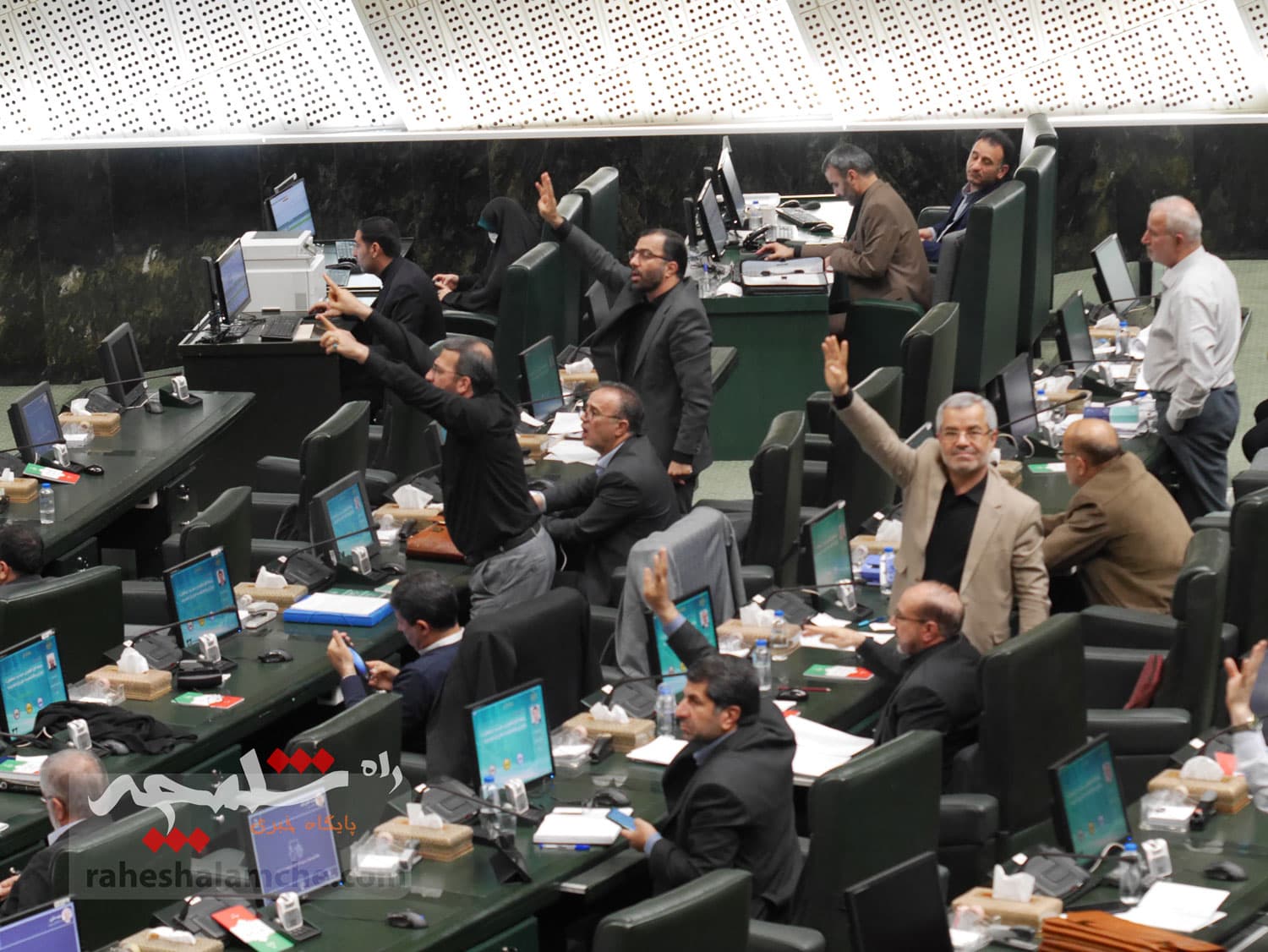 دومین روز بررسی بودجه 1404 در صحن علنی مجلس چه گذشت؟ +تصاویر — تصویر 42