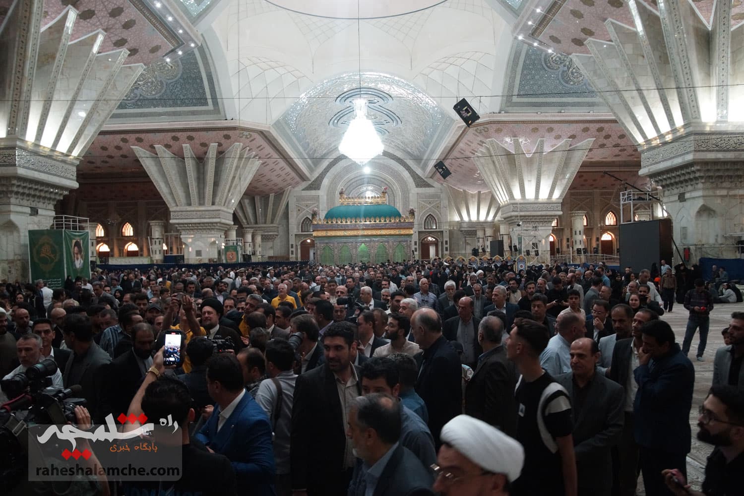 حضور جامعه ورزش و جوانان در حرم امام خمینی(ره) +تصاویر — تصویر 37