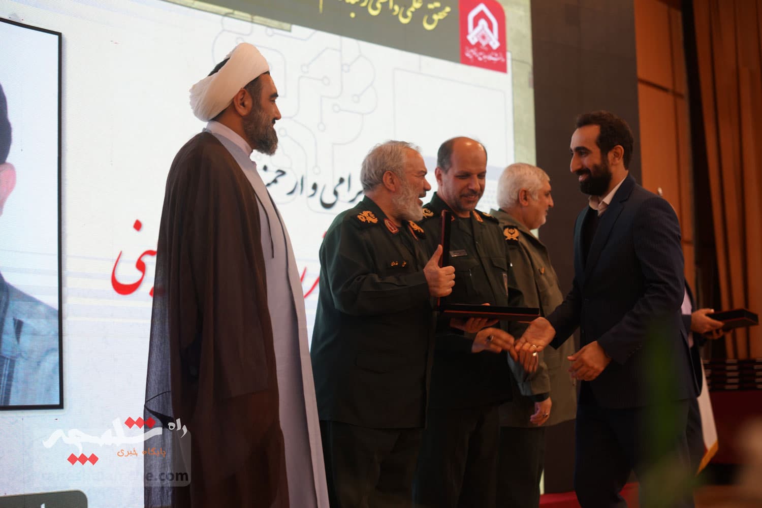 تجلیل از منتخبان جشنواره پژوهشی و فناوری در دانشگاه جامع امام حسین(ع) +تصاویر — تصویر 101