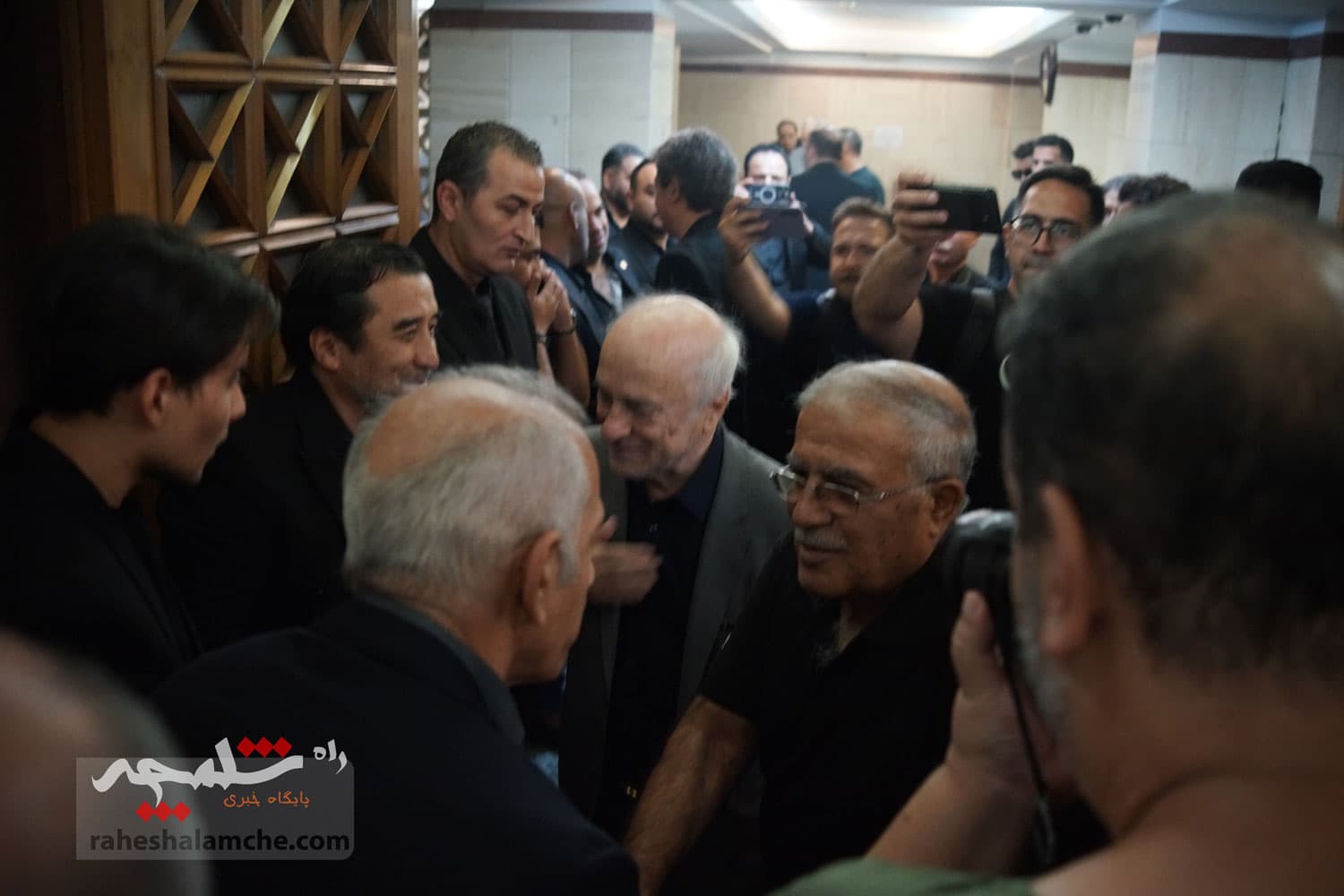 حضور بزرگان فوتبال کشور در ختم پدر خداداد عزیزی +تصاویر(2) — تصویر 5