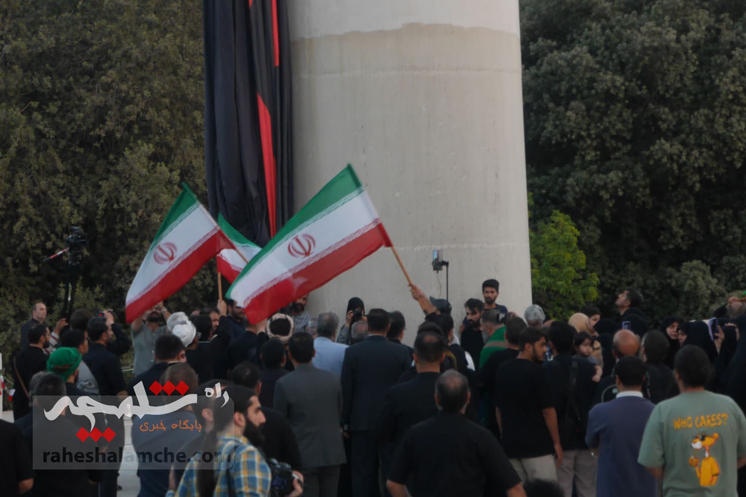 تهران با اهتزاز بزرگترین پرچم عزای حسینی در جهان به استقبال محرم رفت +تصاویر — تصویر 55