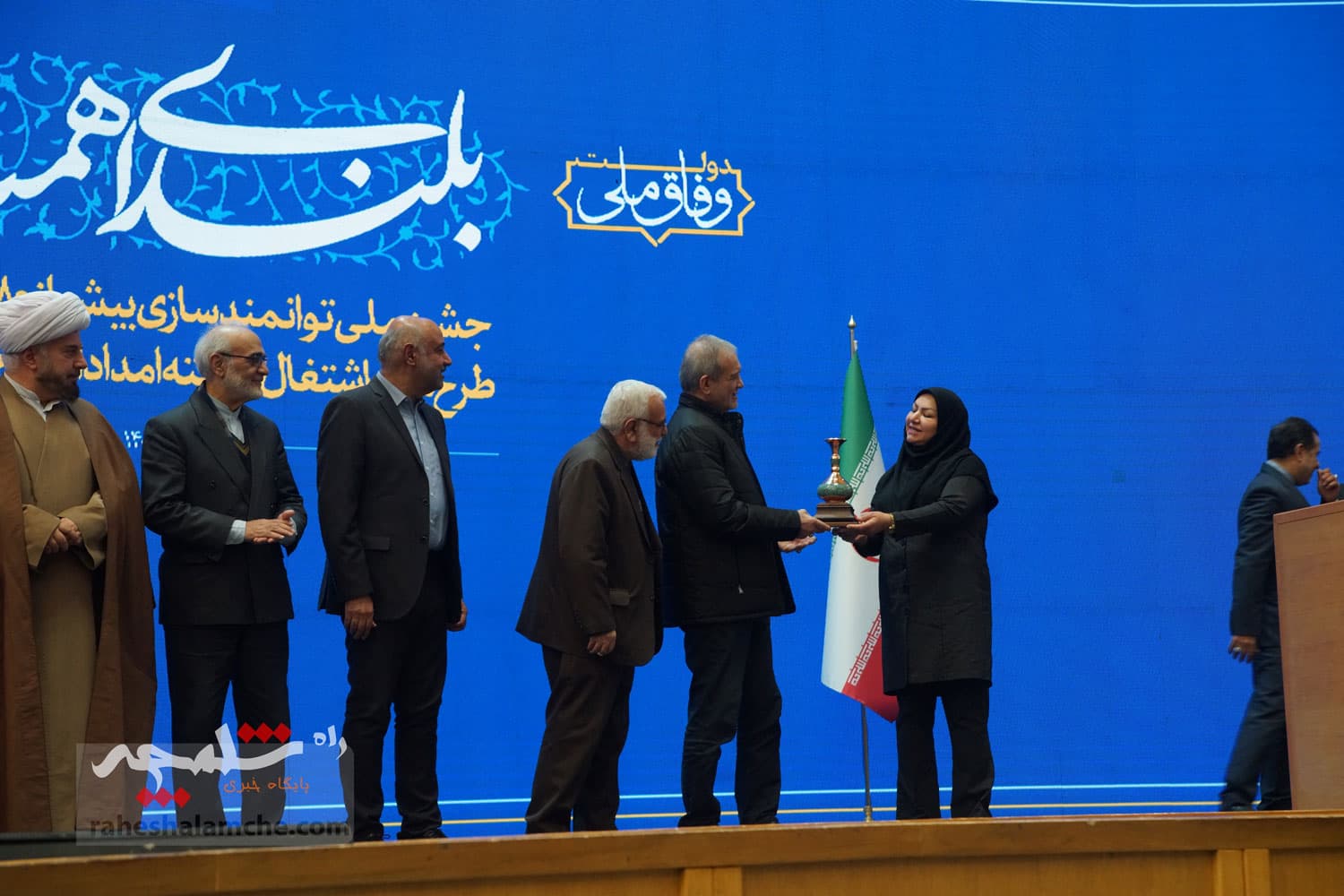 آیین تجلیل از طرحهای برگزیده اشتغال آفرین در کمیته امداد با حضور پزشکیان +تصاویر — تصویر 102