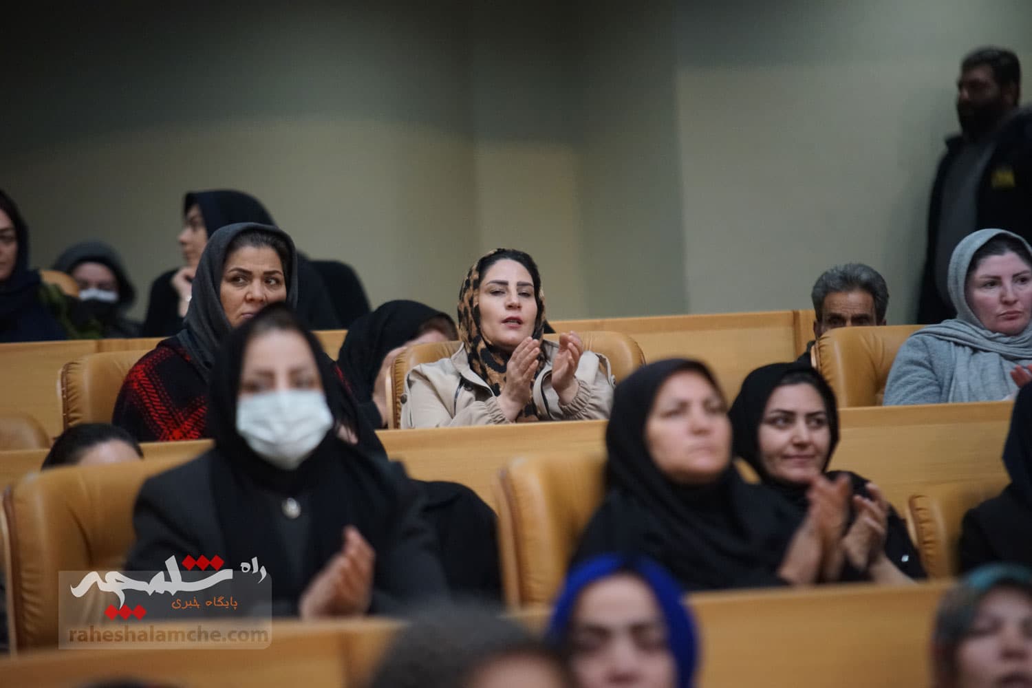 آیین تجلیل از طرحهای برگزیده اشتغال آفرین در کمیته امداد با حضور پزشکیان +تصاویر — تصویر 30