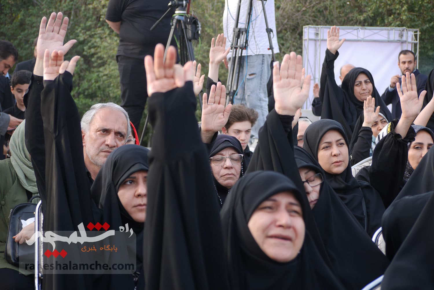 تهران با اهتزاز بزرگترین پرچم عزای حسینی در جهان به استقبال محرم رفت +تصاویر — تصویر 15