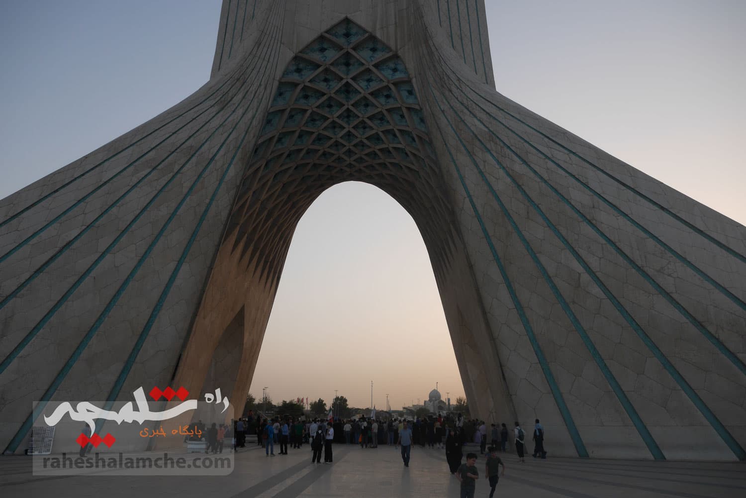 لحظاتی شاد با اجرای ارکستر سمفونیک ایران در میدان آزادی تهران +تصاویر — تصویر 45
