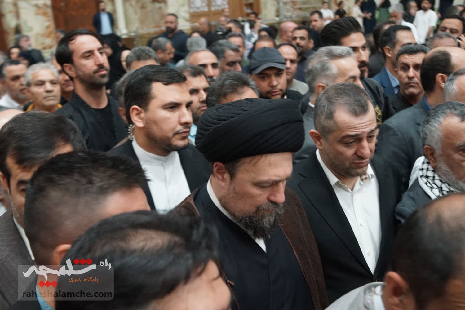 حضور جامعه ورزش و جوانان در حرم امام خمینی(ره) +تصاویر — تصویر 31