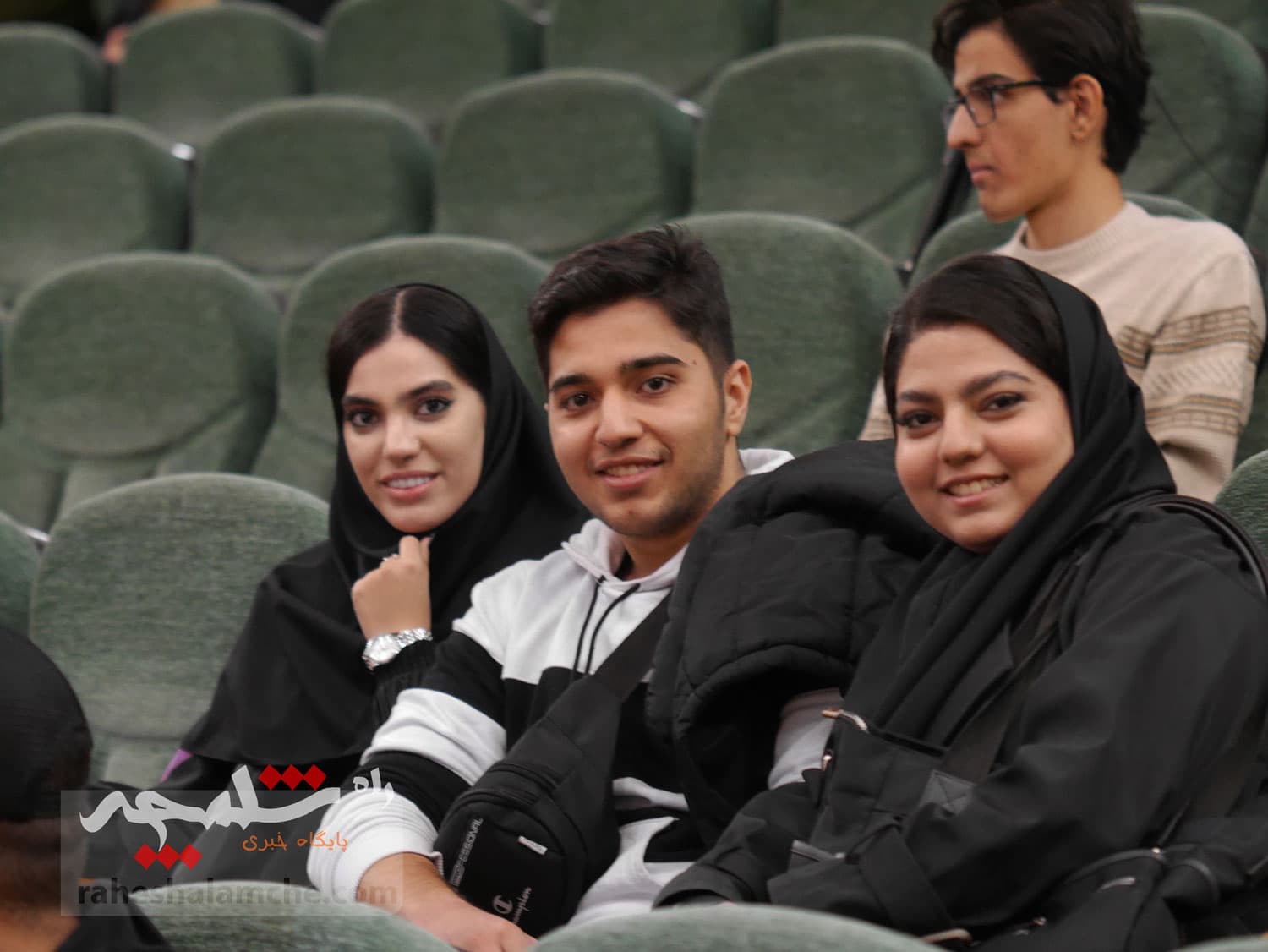 نشست صمیمی طحاننظیف با دانشجویان دانشگاه آزاد واحد مرکز +تصاویر — تصویر 48