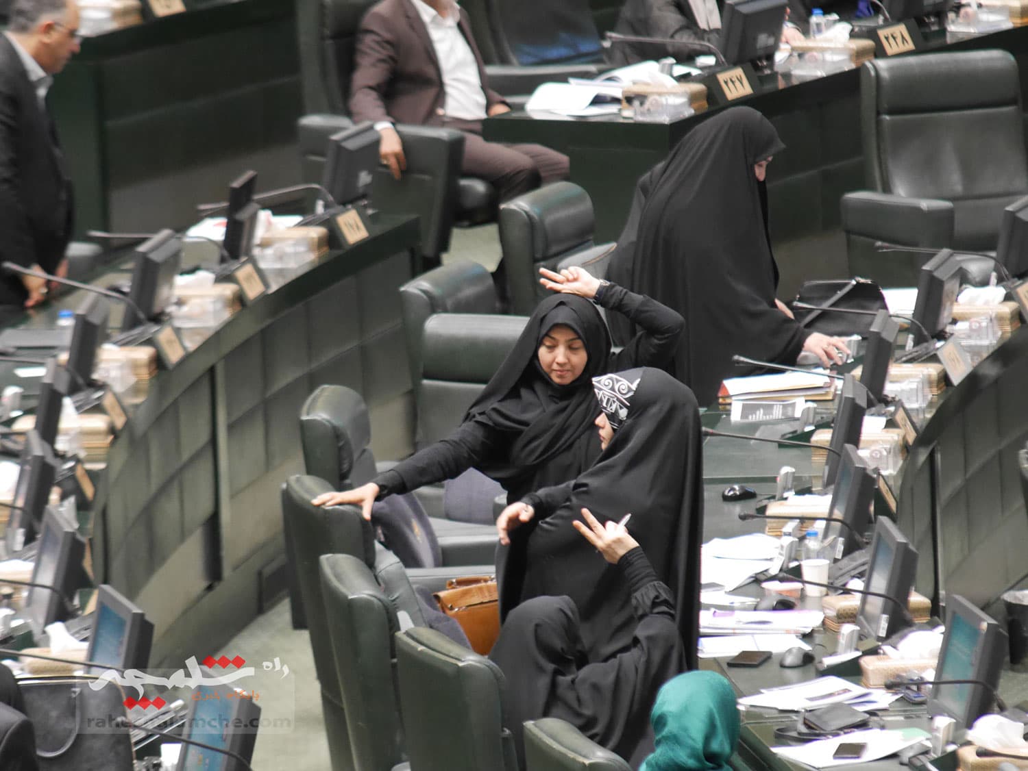 برگزاری جلسه علنی مجلس برای بررسی بودجه 1404 +تصاویر — تصویر 29